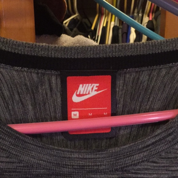 Nike top - Picture 2 of 5